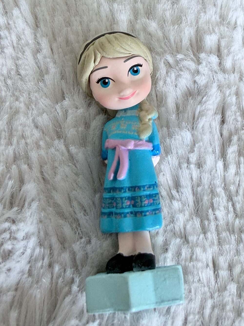 Disney Animators Collection Young Elsa Miniature Figure with Snowflake Base - Picture 7 of 7